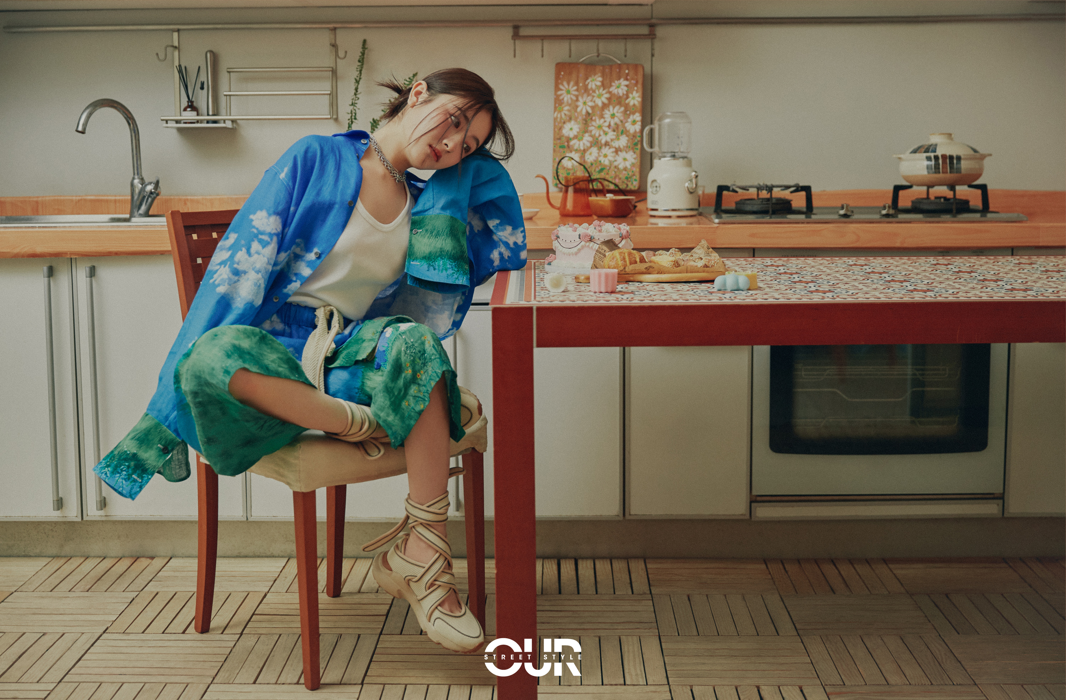 李兰迪春日写真释出 蓝天白云衬衫趣味十足_品推资讯