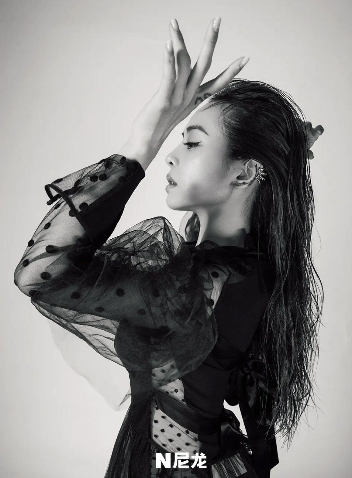 蔡依林牛年首封曝光红衣女孩上演霸气眼神杀