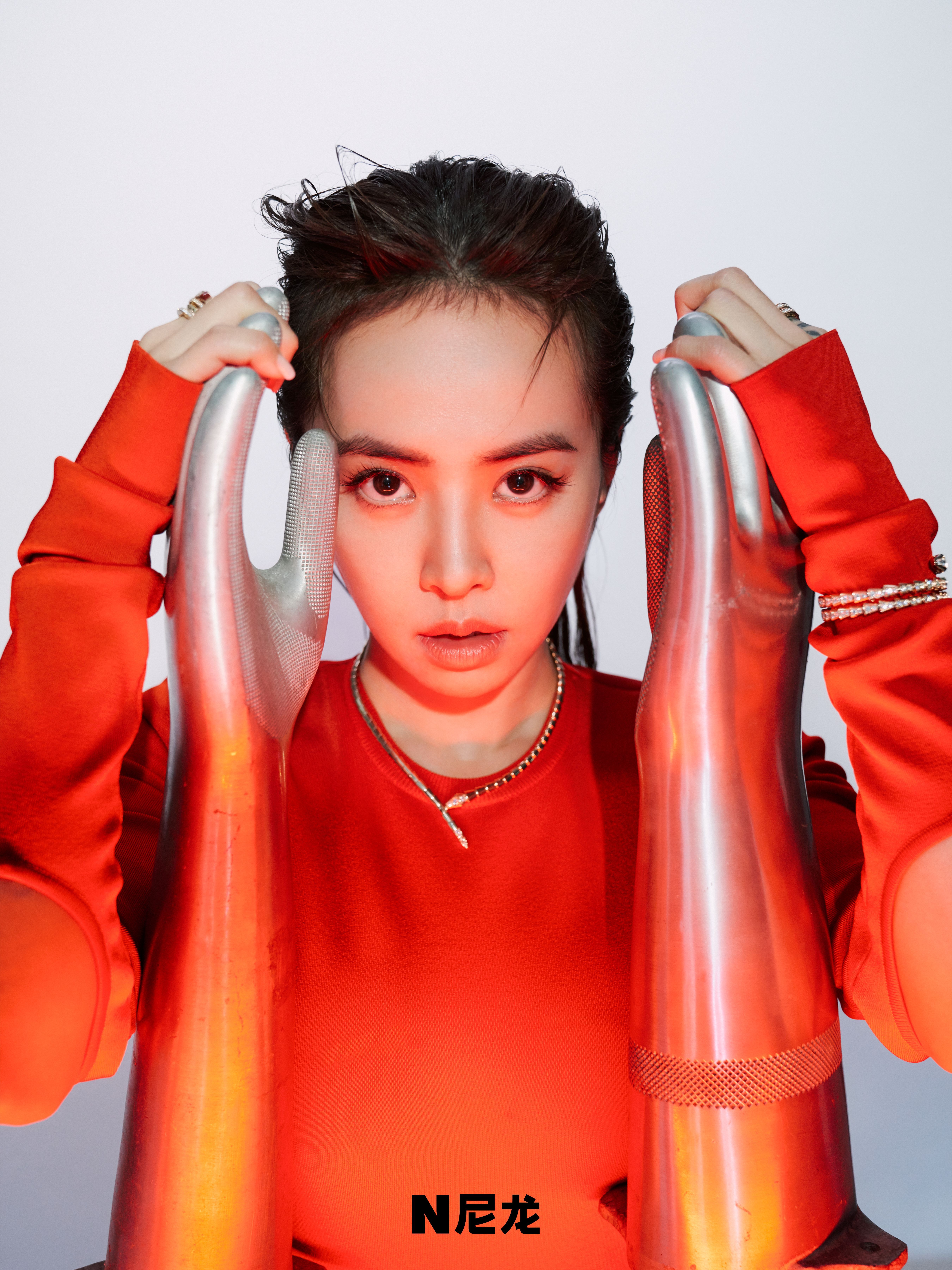 查看更多高清图片蔡依林牛年首封近日曝光,封面中的蔡依林身着红色