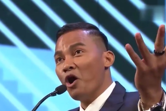 托尼贾自由切换男女声唱上海滩逗得台下成龙等大笑