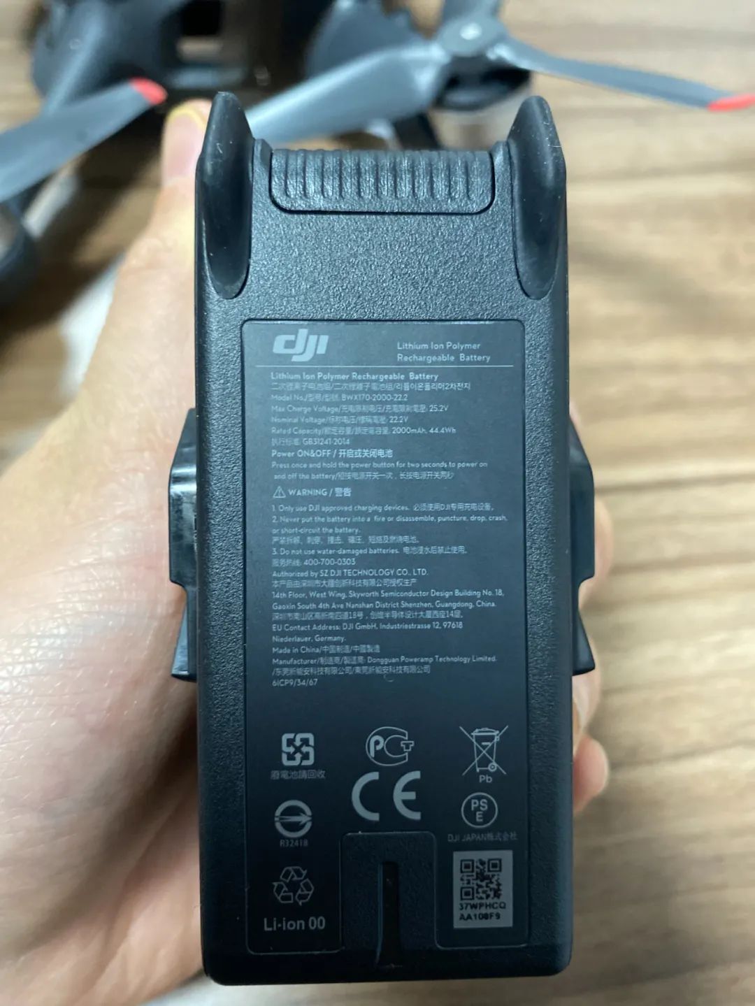 dji fpv 无人机的电池属 lipo 6s 设计,电量为 2000mah,标准电压 22.