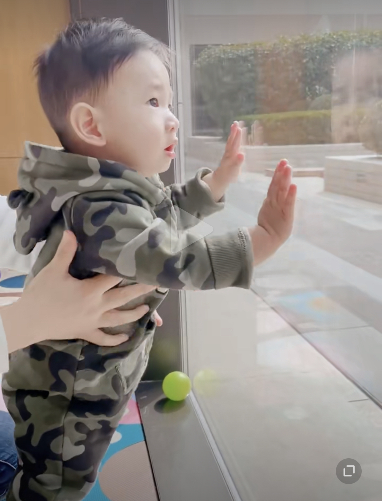 应采儿两儿子可爱互动,jasper与弟弟上演塑料兄弟情_品推资讯