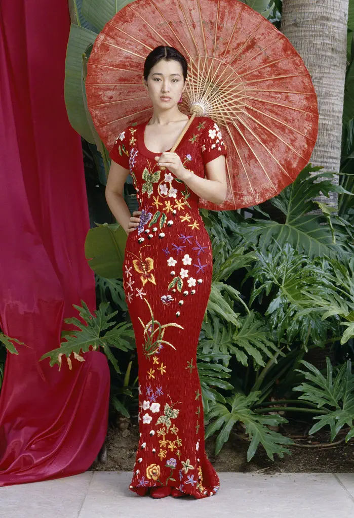 巩俐29年前写真曝光刺绣红裙尽显好身材