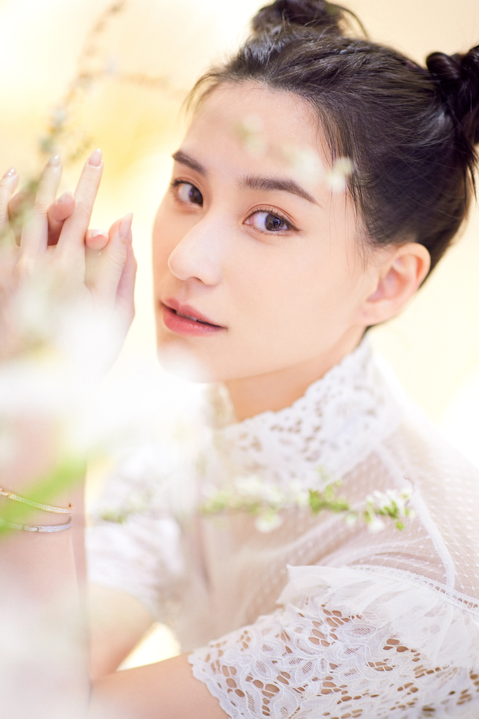 何超莲亮相品牌活动 双丸子头元气满满 可爱又性感__凤凰网