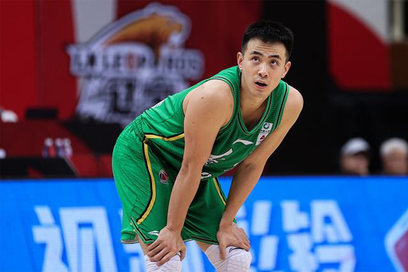 小醋溜名不虚传赵继伟一步加速过掉两名防守人篮下轻松上篮