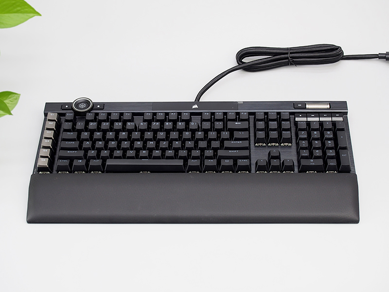 键盘的手托采用磁吸式设计,无卡扣更方便.