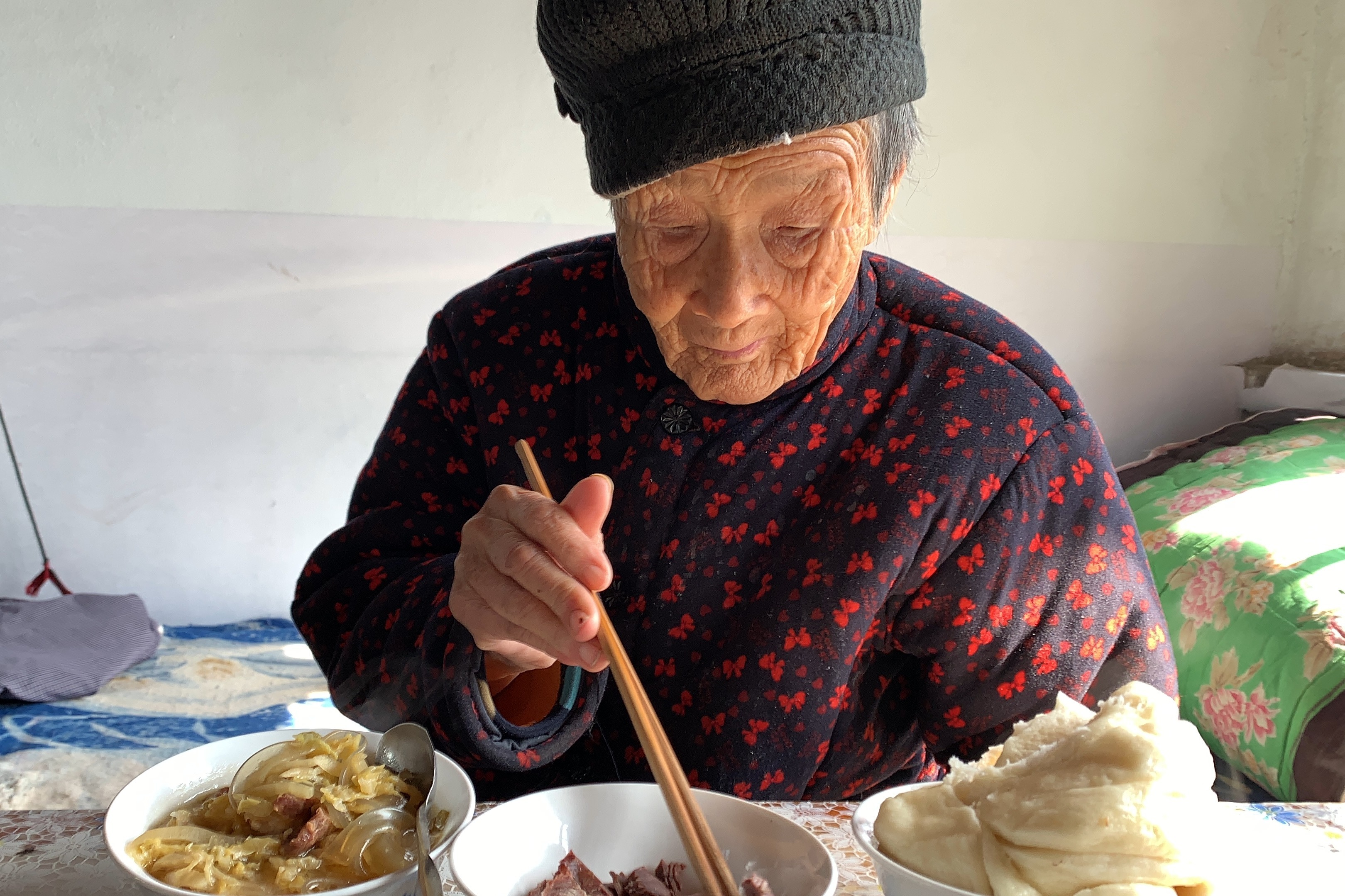 看看99岁老人的饭量73岁儿子说今天咋吃的不多