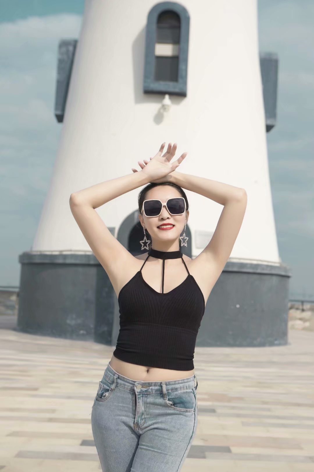 杨芳芳2021最新写真集:海景摆拍,映衬着海天的唯美,颇有意境