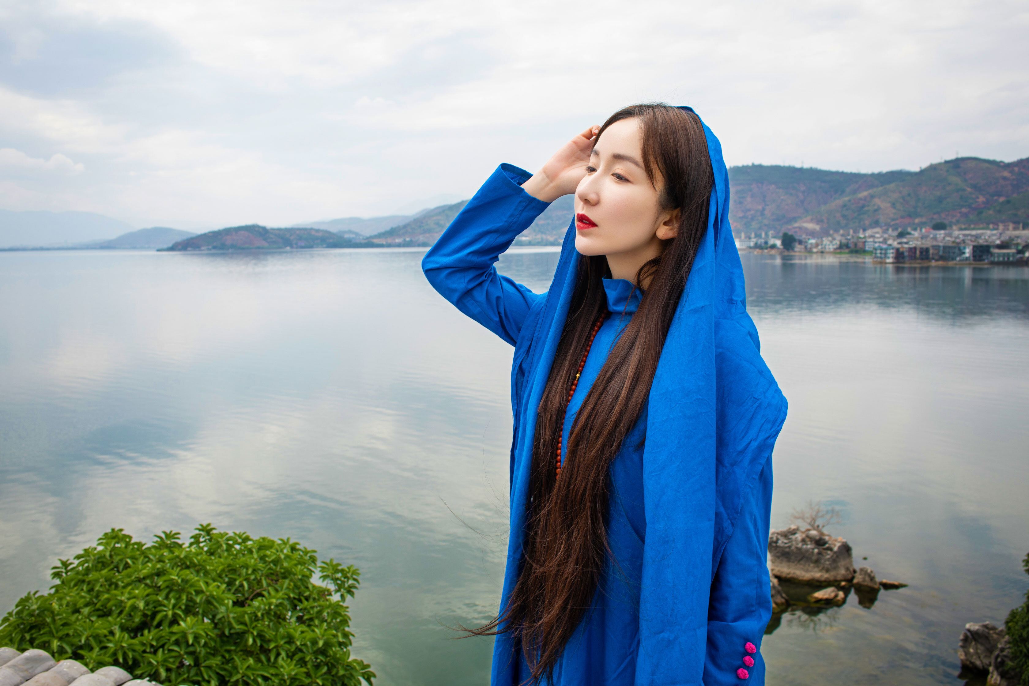 娄艺潇民族风大片曝光 以水为邻满满异域风情