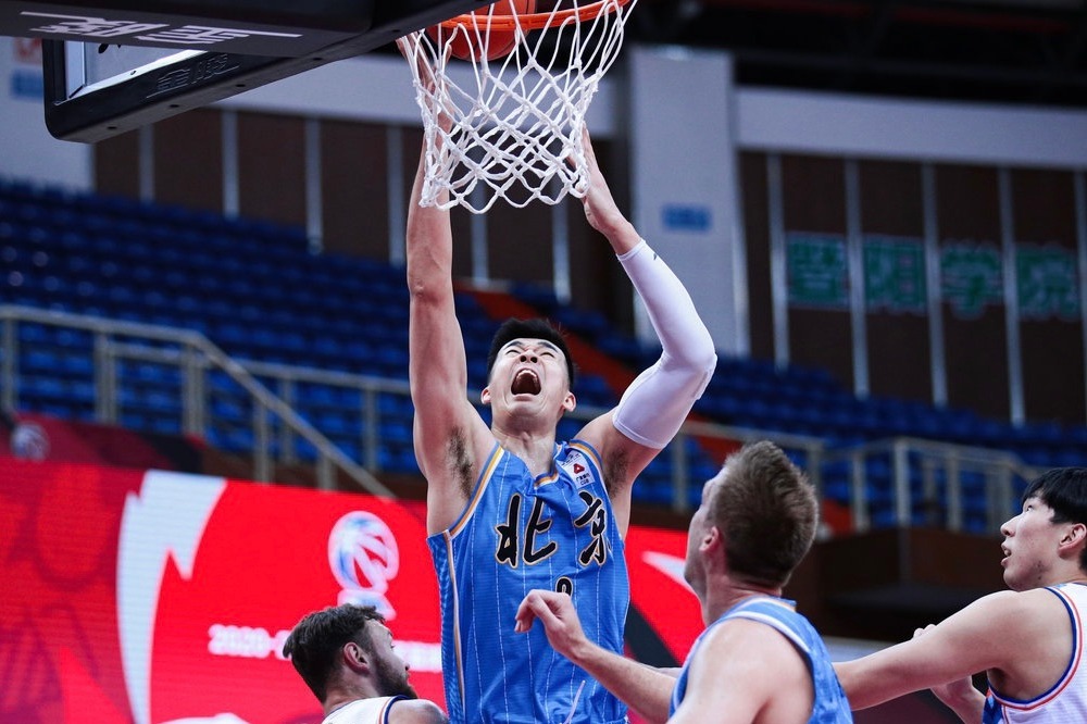 经典空接暴扣配合！方硕助攻李慕豪完成空接，默契没的说！_凤凰网视频_凤凰网