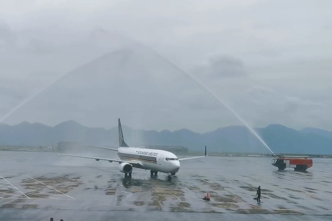 视频丨新加坡航空“重庆—新加坡”客运航班成功首航