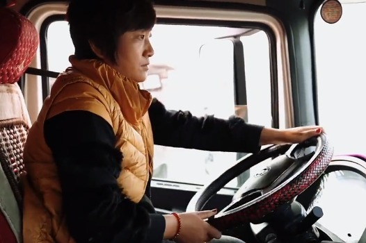 女司机开半挂车养育6个孩子一脚踏在鬼门关一直跑不敢停