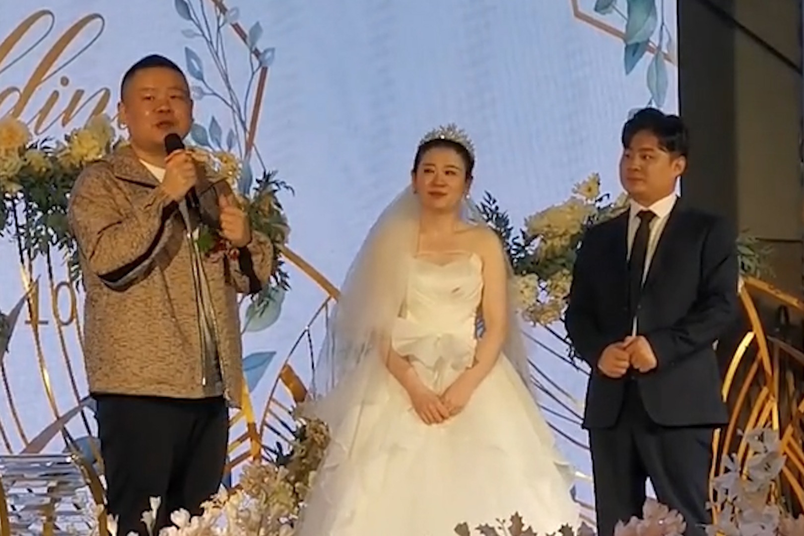 岳云鹏现身外甥婚礼,聊童年趣事哽咽,感慨外甥14岁辍学进德云社