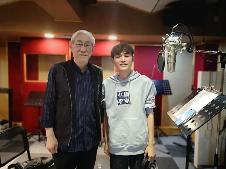 都昌90后男孩在深圳做流浪歌手,一夜爆红后为家乡助农