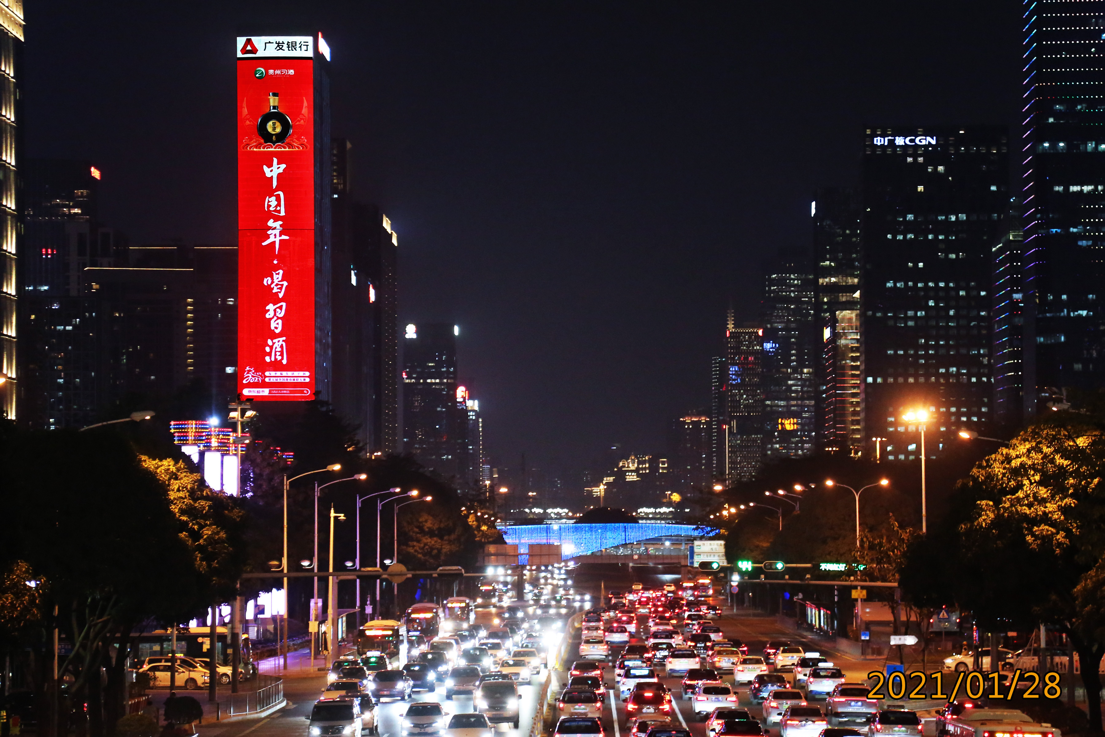 明星应援广告该怎么投,户外led地标媒体c位出道