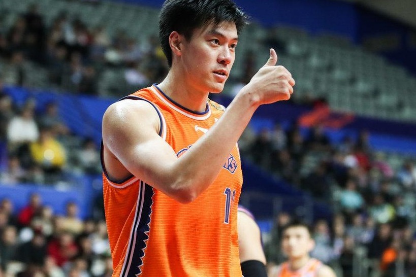 内线门户大开董瀚麟腾空而起表演一记单臂劈扣