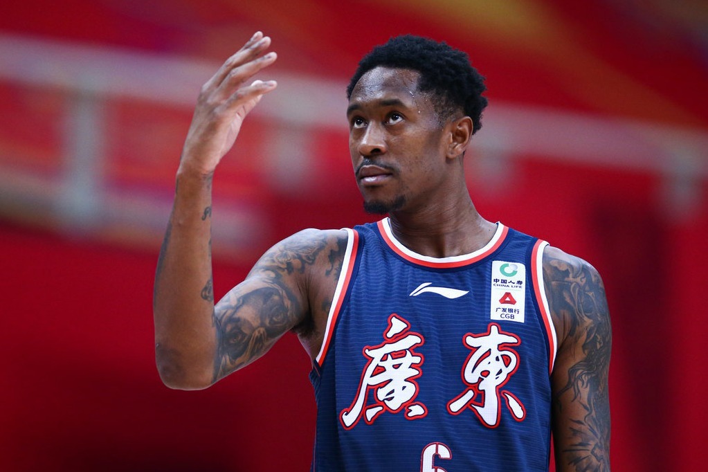 这就是个人能力马尚急停急起晃开李炎哲双手暴扣