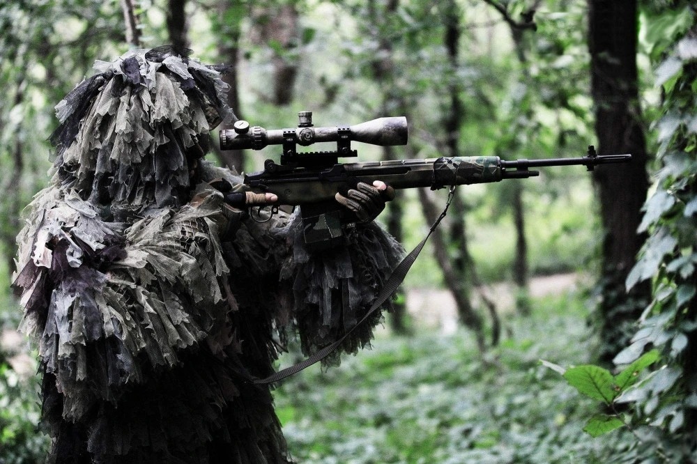 标配吉利服的狙击镜100米成像开启12倍就在眼前
