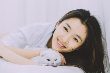 生娃实锤？曝吴倩携母带小孩聚餐，亲自抱娃母爱满满