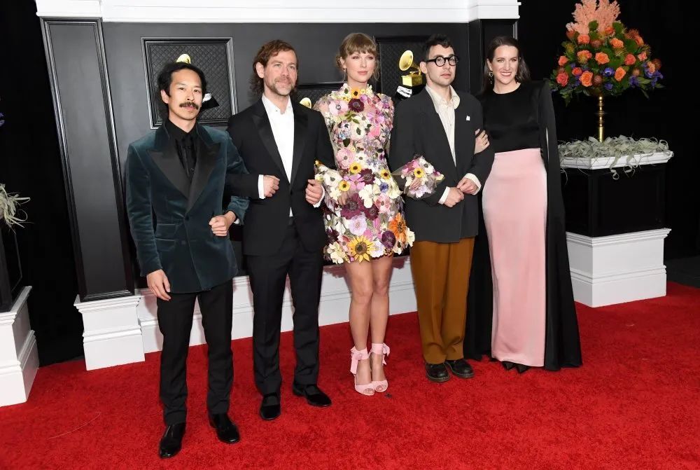 期间霉霉还与aaron dessner和jack antonoff一起合照.