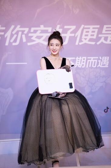 徐璐出席若你安好便是晴天发布会国风设计师即将上线