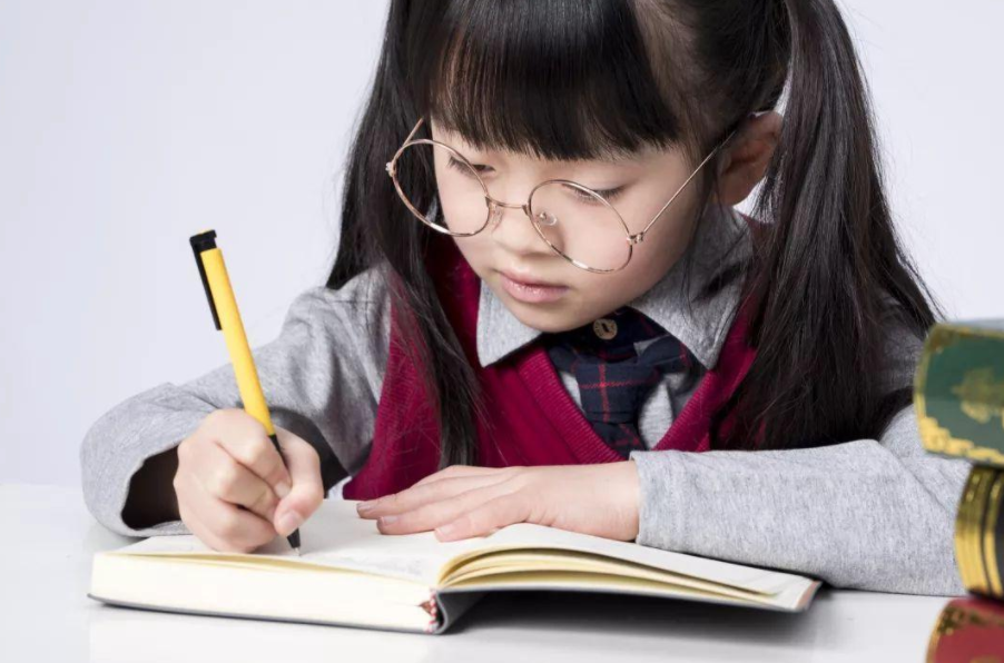 对于五六年级的学生,可以让孩子自主完成作业,培养孩子的思考问题