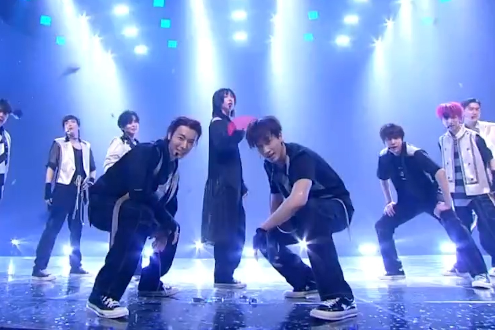 爷青回！SuperJunior回归再唱《U》，复刻15年前造型几乎没差