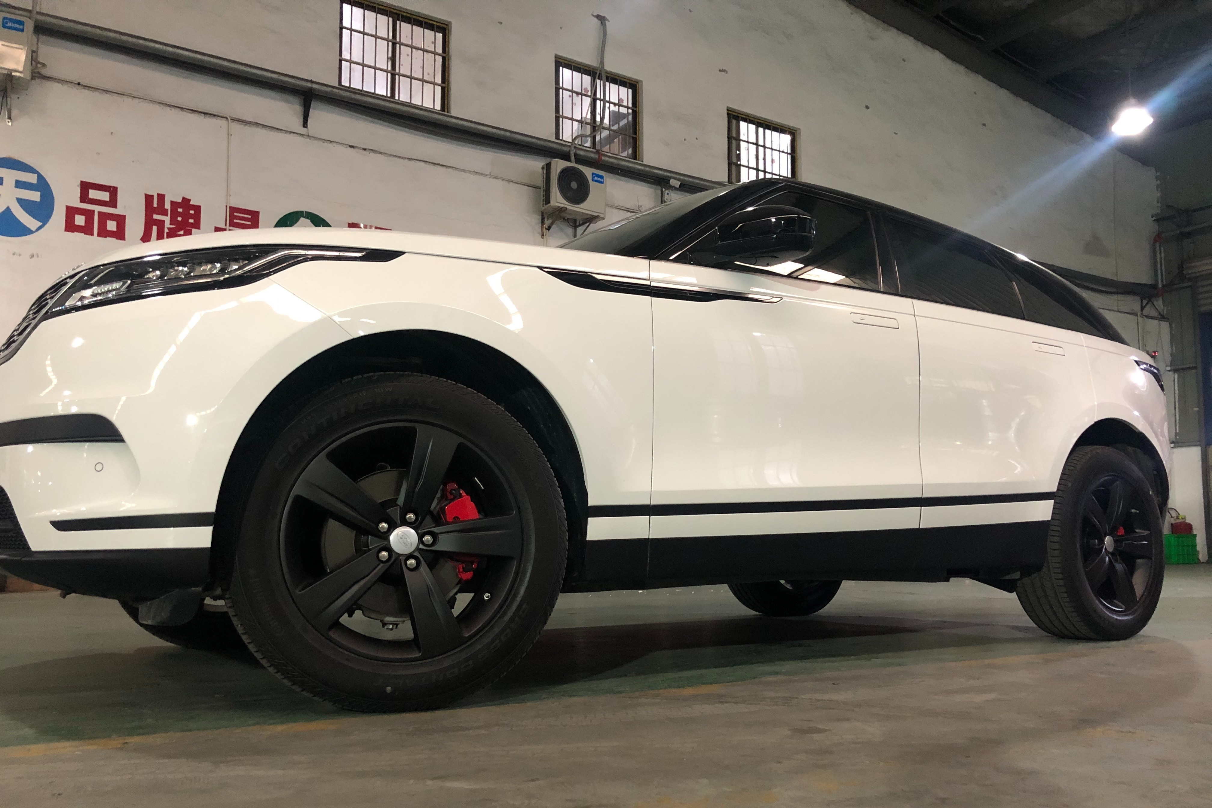 路虎星脉轮毂改哑光黑卡钳改正红色