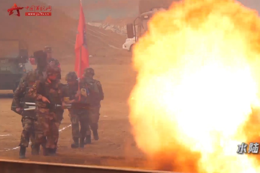 搭起“人梯”翻越4米高墙 队员们团结协作互相帮助穿越封锁线