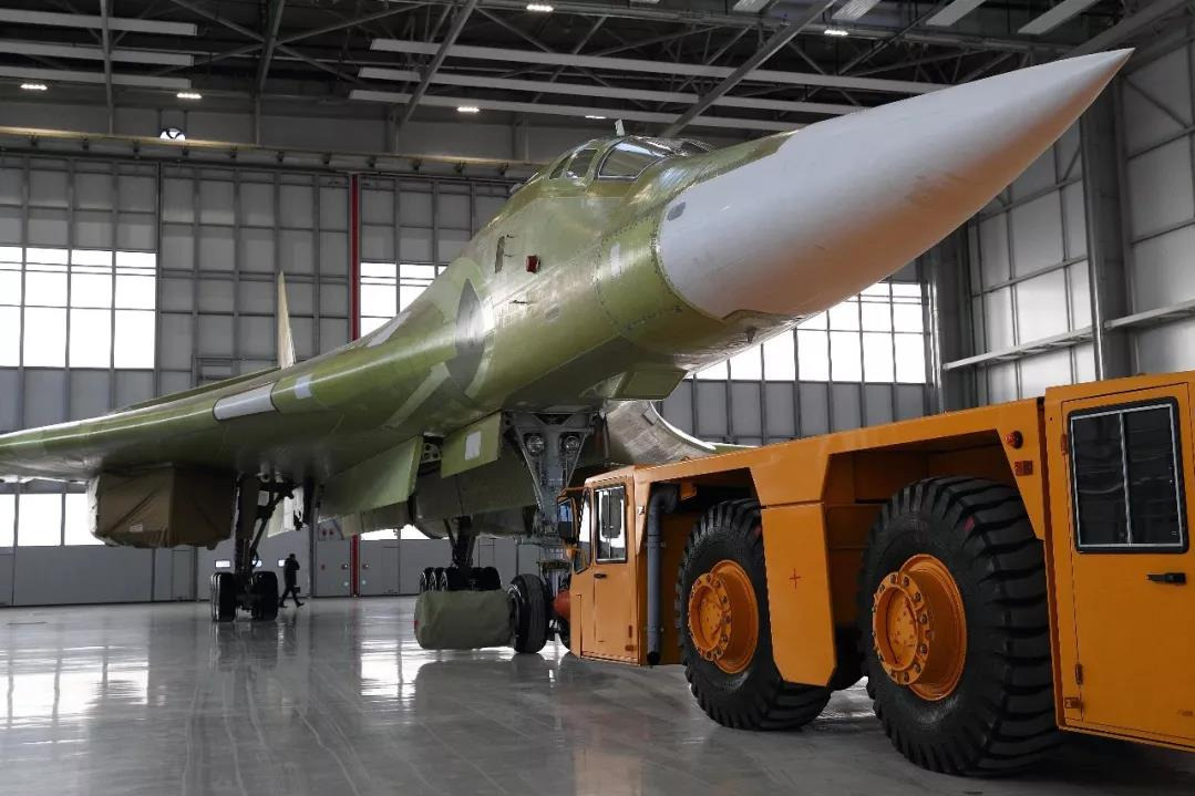 白天鹅归来！俄军接受首架全新图160轰炸机，全部国产
