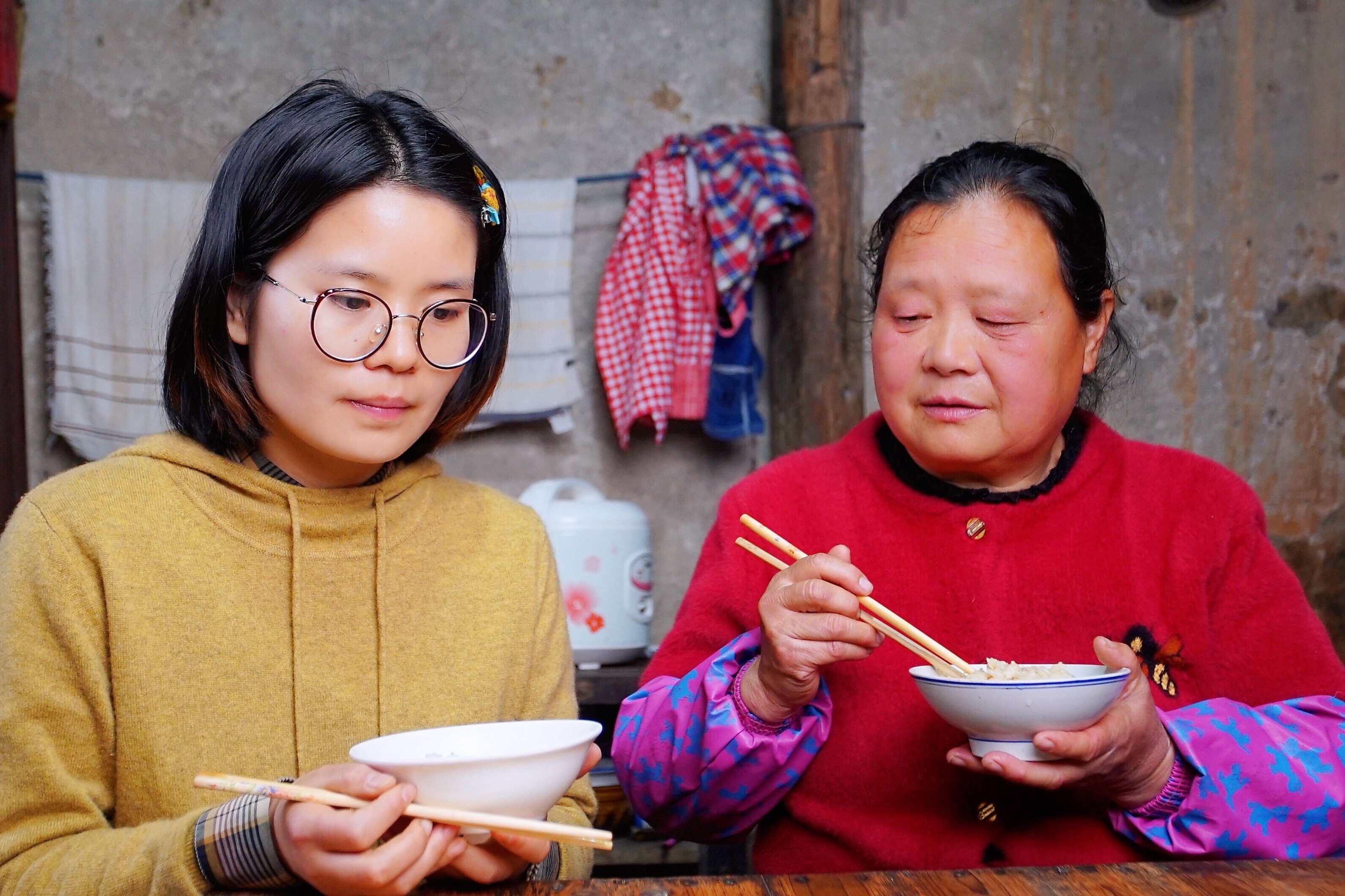 农村婆媳同住,儿子不在家,看婆婆给儿媳妇晚饭做啥吃的