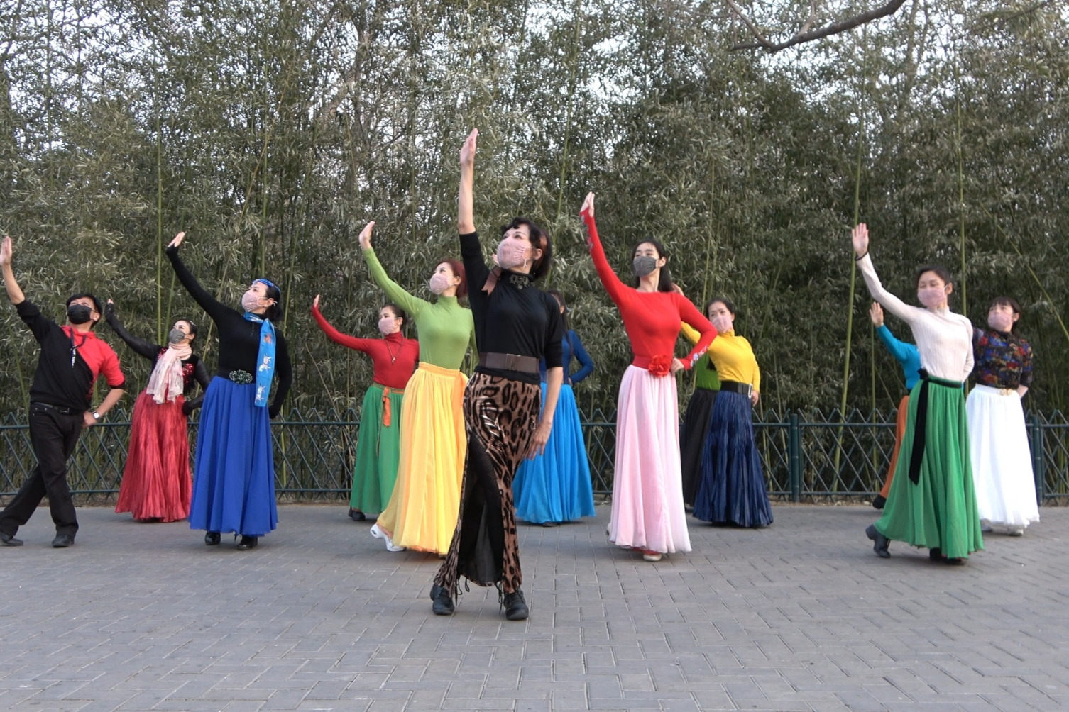 广场舞草原情杜老师领舞动作优美大方歌曲也好听