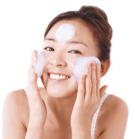 轻柔手法精准洁面按摩给你一天好肌肤