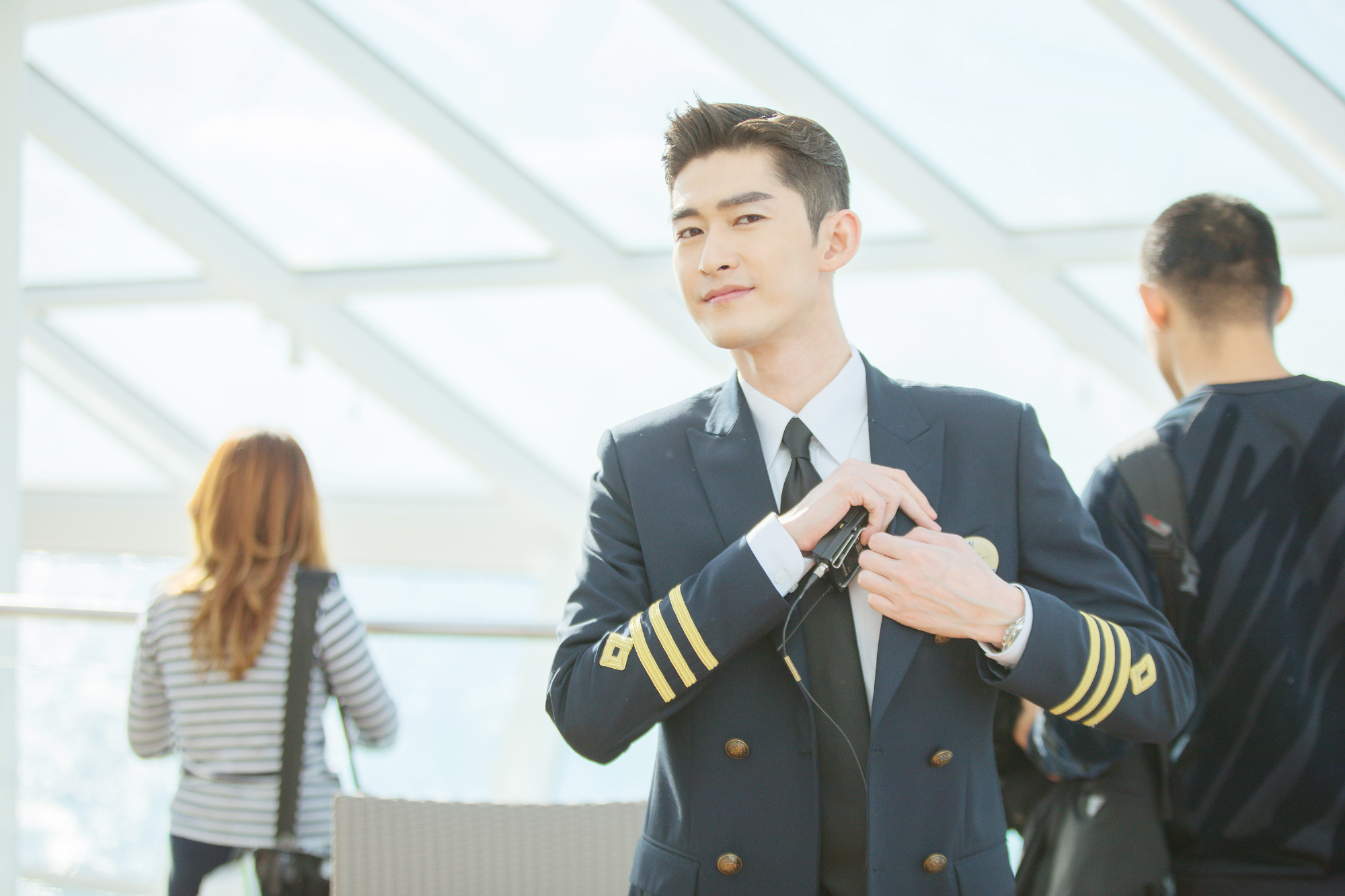 张翰《海洋之城》开播获口碑 精进转型显角色驾驭力