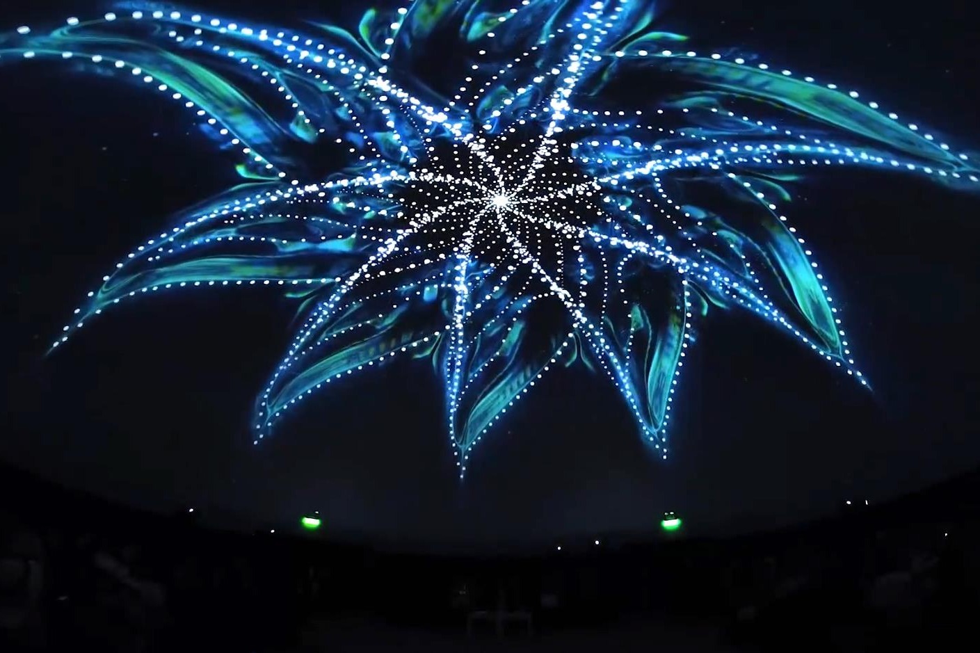 沙漠中上演360全景穹幕投影秀一场沉浸在浩瀚宇宙的穿越之旅