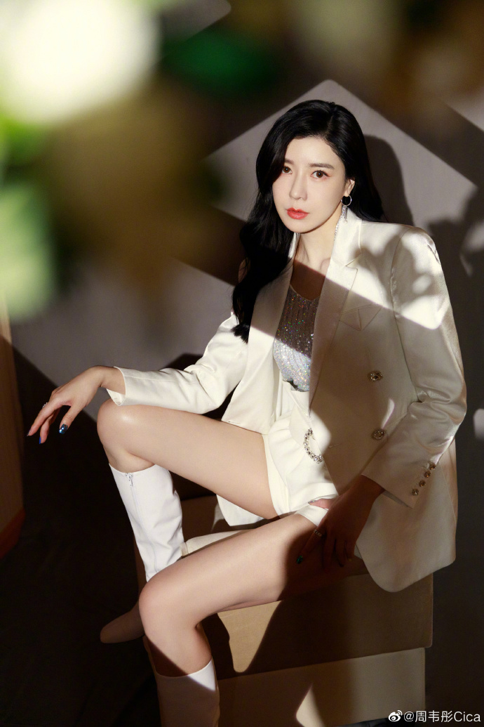 宅男女神周韦彤晒春日大片,短裤大长腿超吸睛!