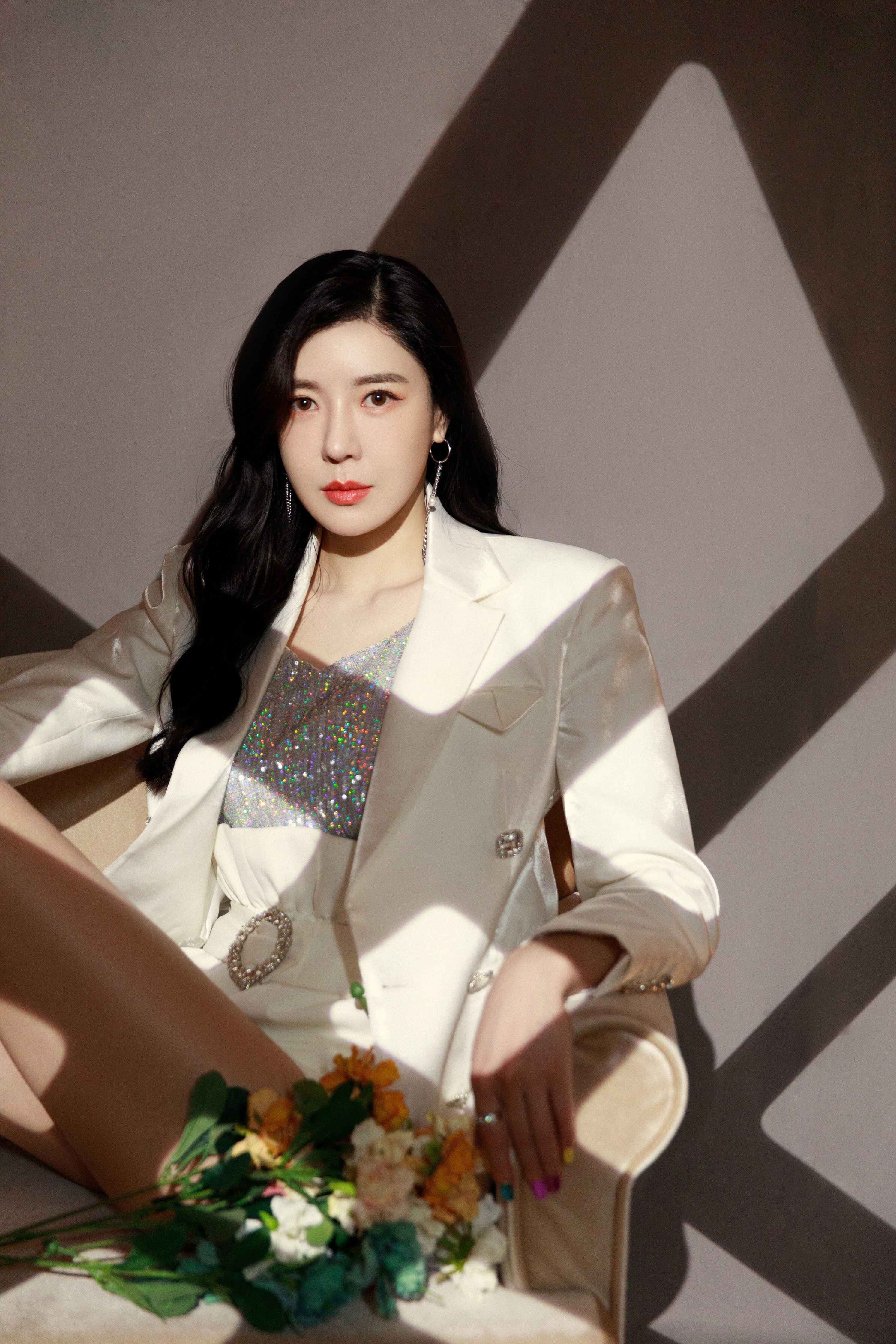 周韦彤光影大片释出,银鳞白衣展现春日柔情