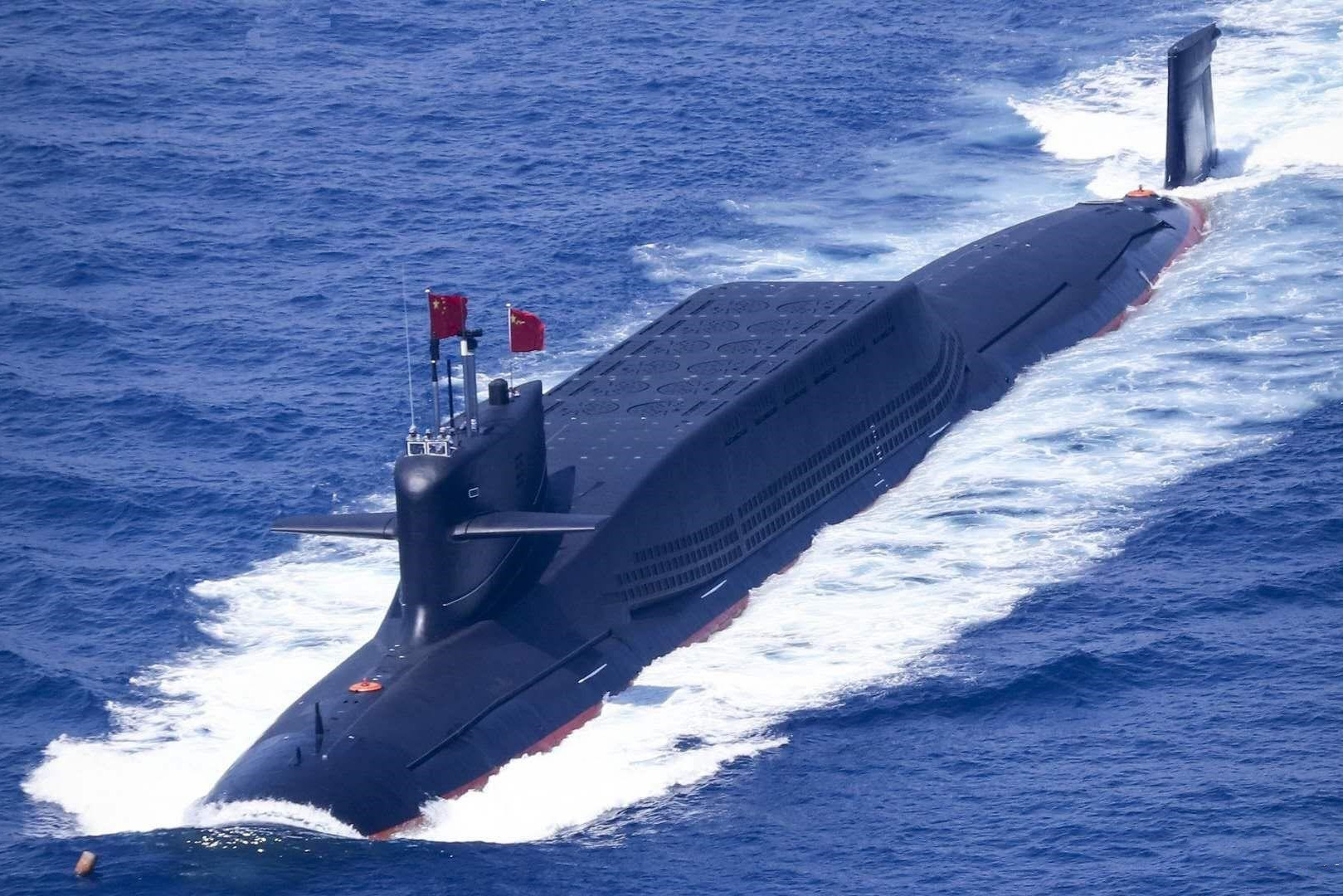美国核潜艇在南海碰撞后首张“官方照”曝光，美媒：围壳完好、艇身上多了些东西……