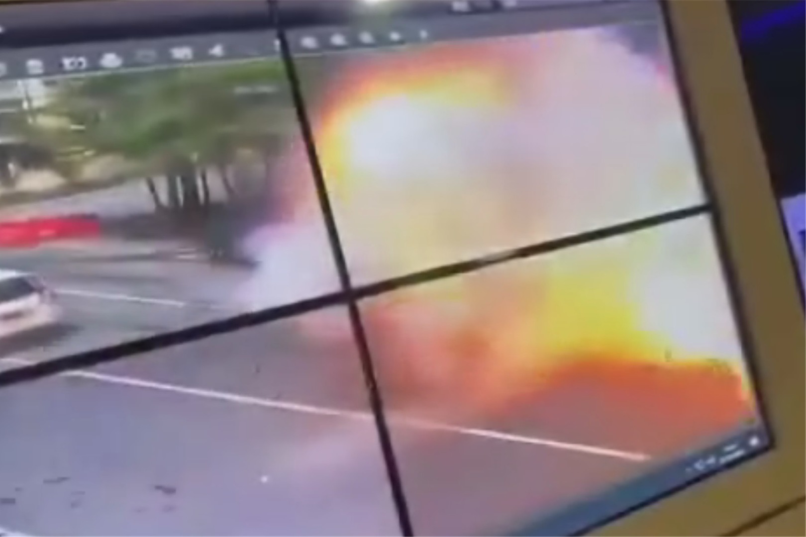 系自杀式炸弹袭击！印尼一教堂外发生爆炸 监控记录下恐怖瞬间