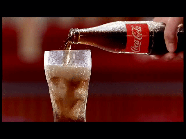 可口可乐未来将换成纸瓶子,网友:106岁的红黑弧形瓶要再见了?
