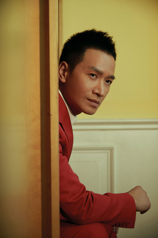 何晟铭红色西装大片曝光 诠释绅士优雅格调