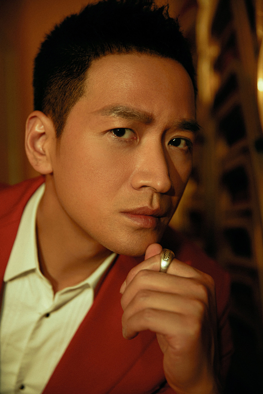 打开凤凰新闻,查看更多高清图片近日,何晟铭一组最新写真大片曝光