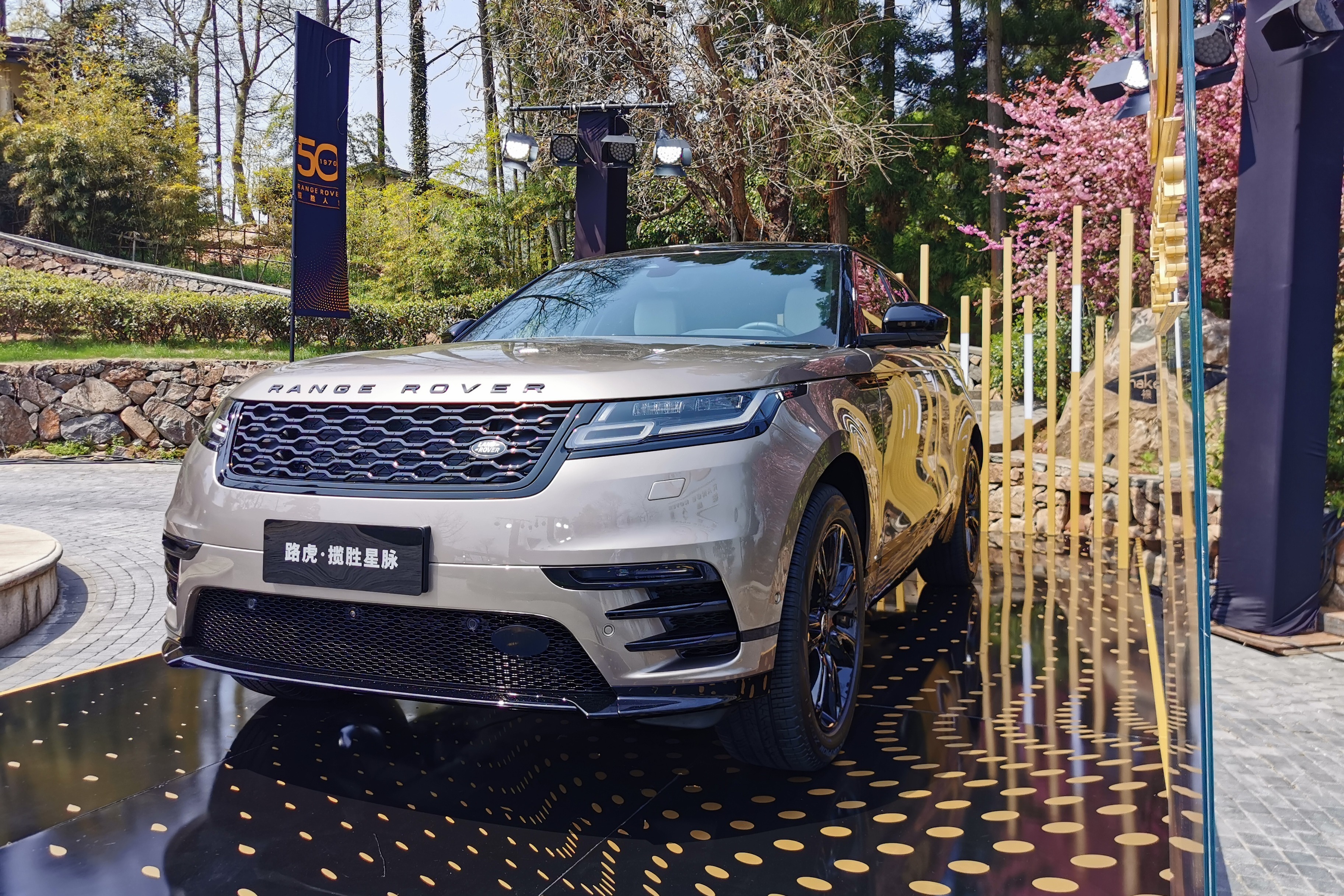 新款路虎揽胜星脉正式上市名爵cyberster内饰官图发布