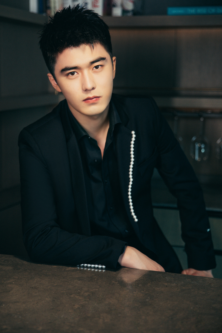 刘奕畅受邀出席活动 优雅西装亮相荣膺"年度挚爱新人"