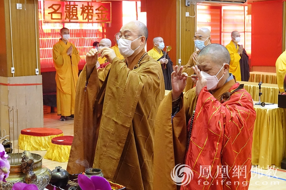 香港佛教联合会执行副会长道平法师（右）及宏明法师（左）于开幕仪典上供（图片来源：凤凰网佛教 摄影：香港佛教联合会）