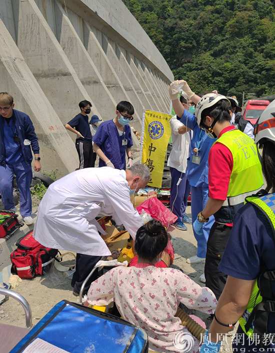 臺鐵列車發生出軌事故慈濟加入搶救行列供應救援物資