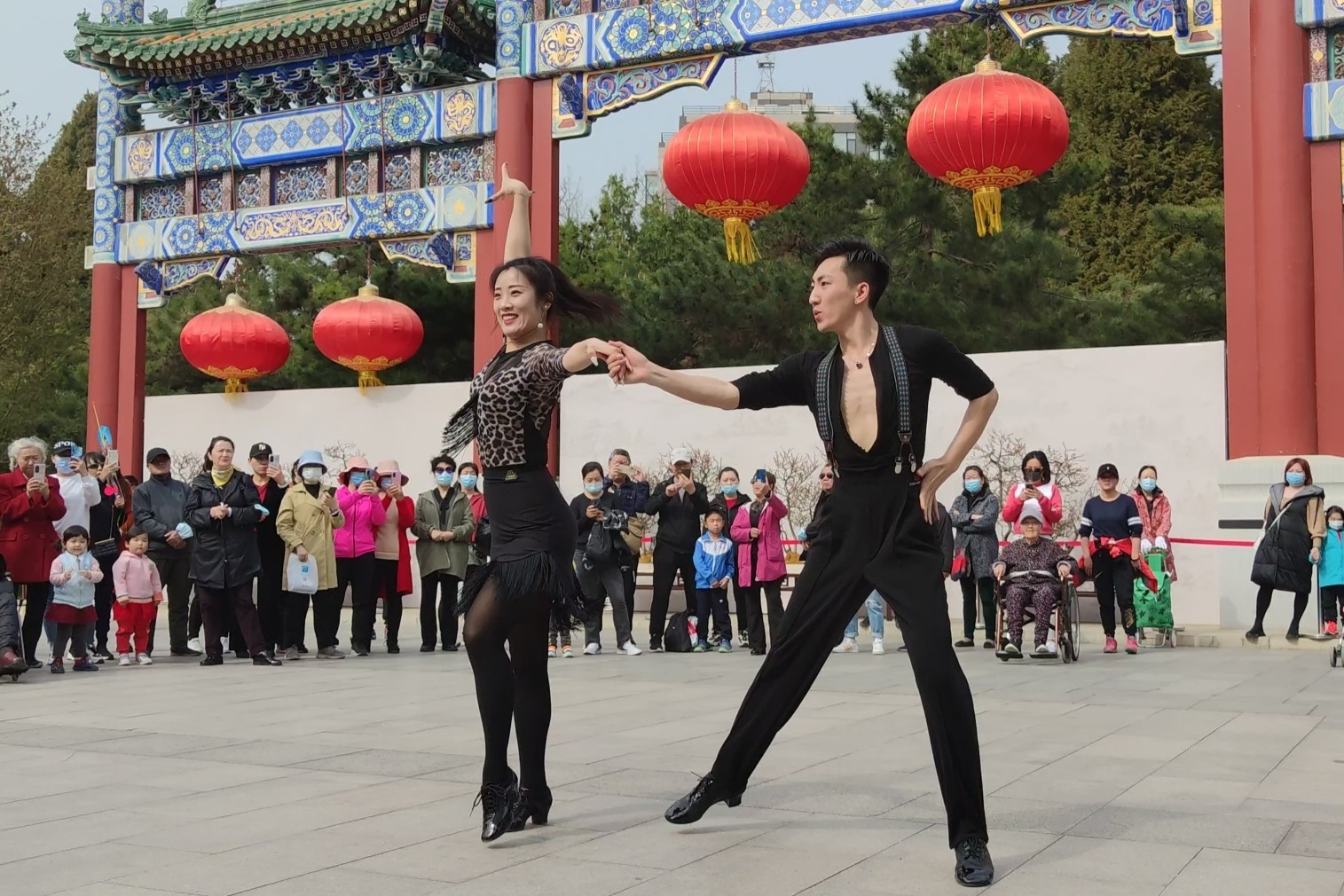 吉特巴花开的时候你就来看我果果不不两位老师舞步新颖好看