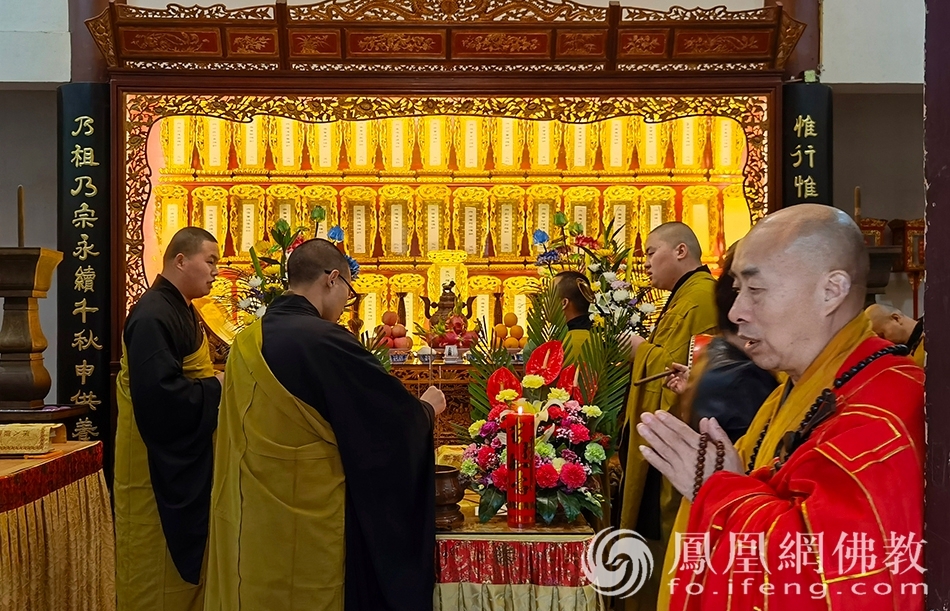 祖堂内，广能法师拈香。（图片来源：凤凰网佛教 摄影：应悦法师）