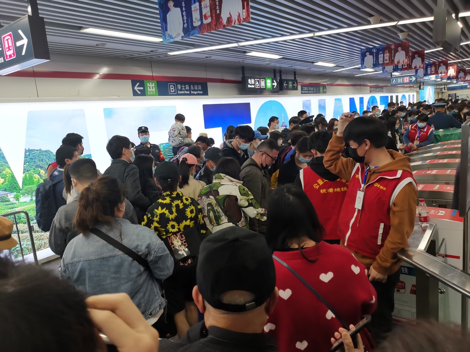 龙翔桥地铁站游客排队进站