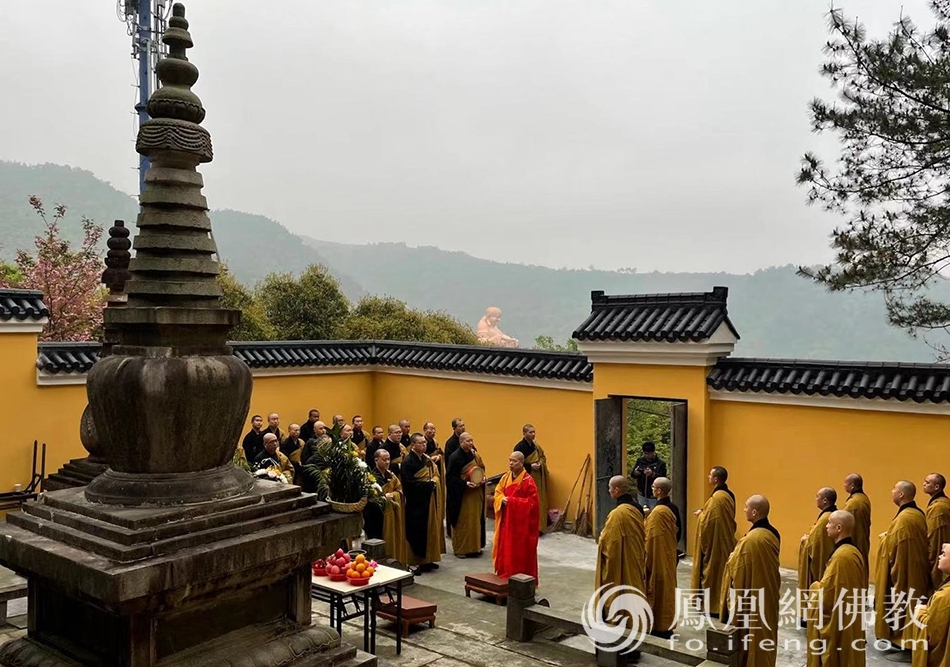 辛丑清明扫塔礼祖法会（图片来源：凤凰网佛教 摄影：然雨）